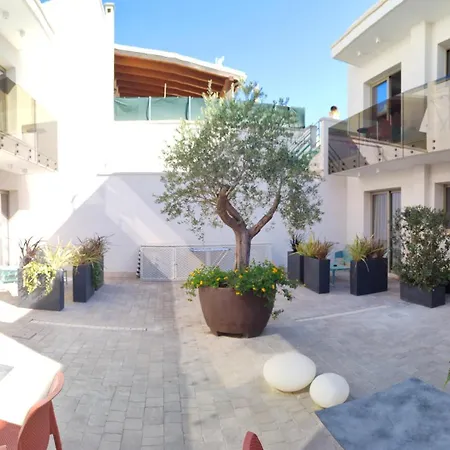 11 Catalani Bed & Breakfast *